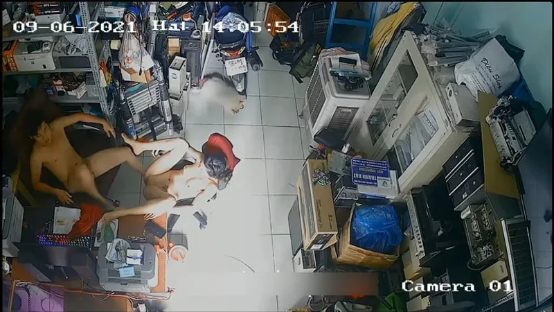 Cô vợ anh xã địt nhau trong của cục thịt máy tính
